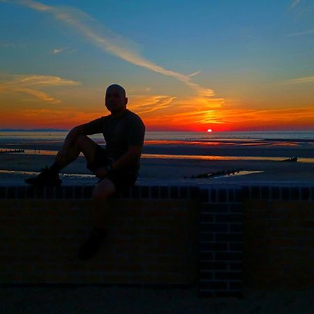 Gabriel Guesthouse Rhyl Bagian luar foto