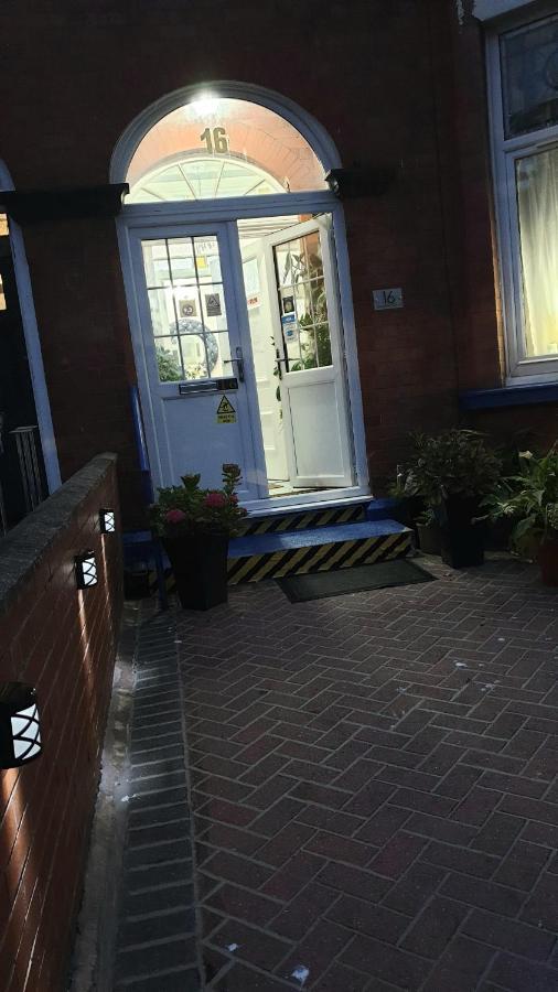 Gabriel Guesthouse Rhyl Bagian luar foto