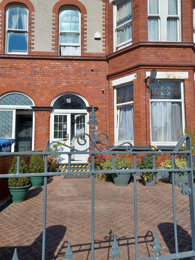 Gabriel Guesthouse Rhyl Bagian luar foto