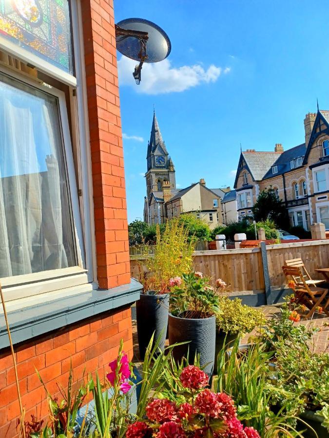 Gabriel Guesthouse Rhyl Bagian luar foto