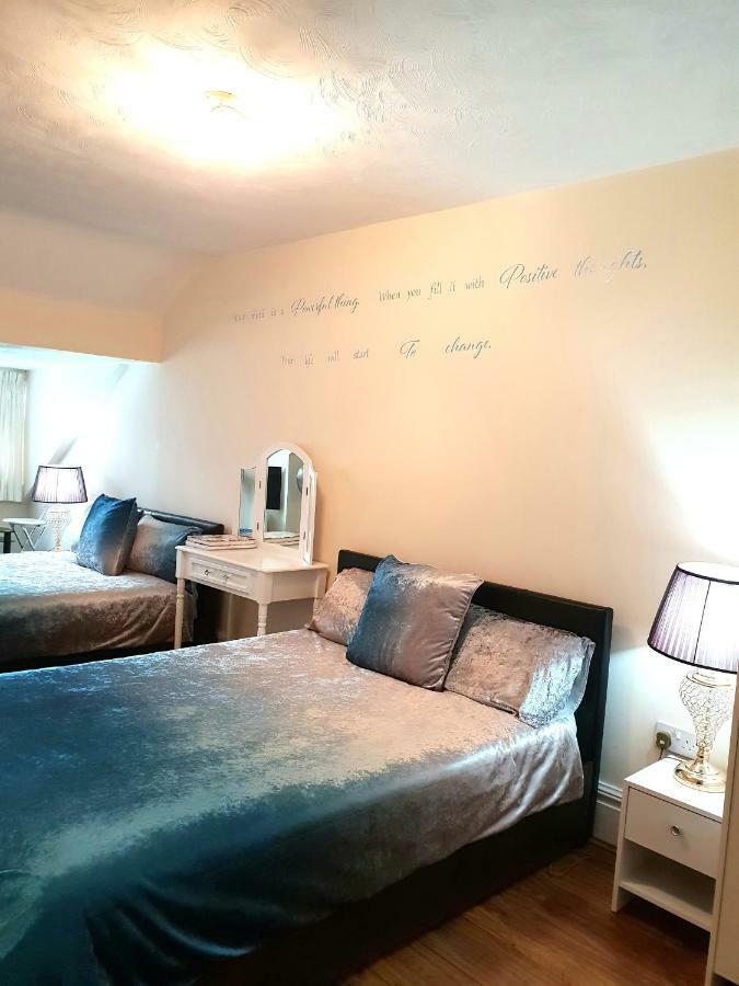Gabriel Guesthouse Rhyl Bagian luar foto